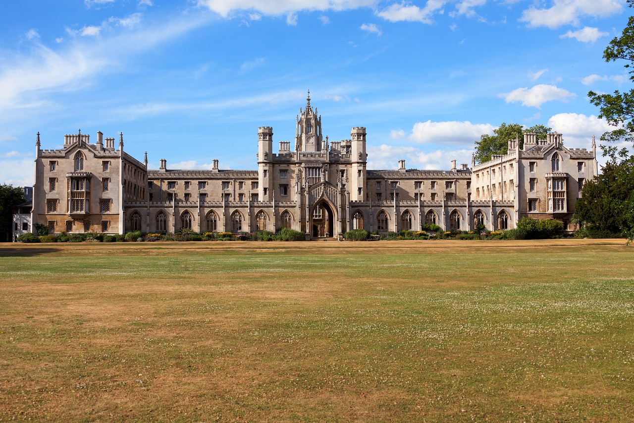 Difference Between Oxford vs Cambridge Books